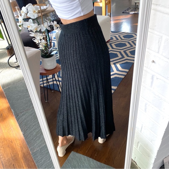 MILANO Black Silver Metallic Pleated A-line Midi Skirt! 🖤 - Picture 6 of 15